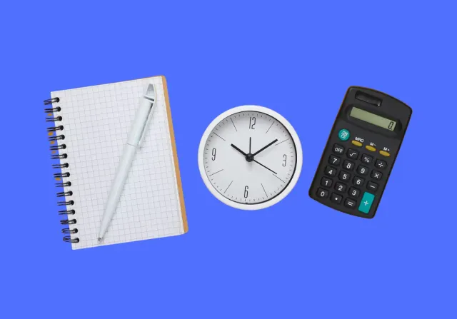Bloco de notas com caneta, relógio analógico e calculadora sobre fundo azul, sugerindo cálculo de horas.